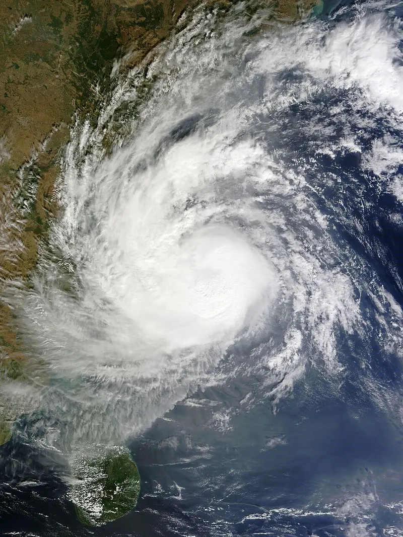 Cyclone Vardah hits Chennai