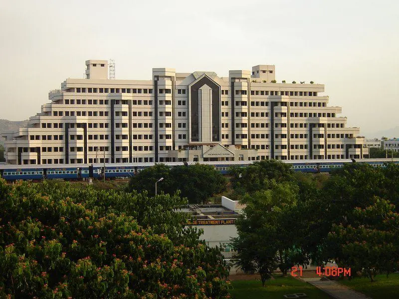 Vellore Engineering College founded, later VIT